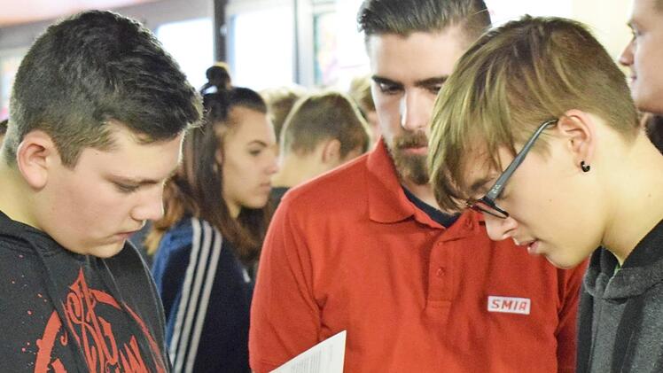 Gerne nahmen die Sch&uuml;ler Info-Material der Firma SMIA aus Michelau entgegen. Foto: privat