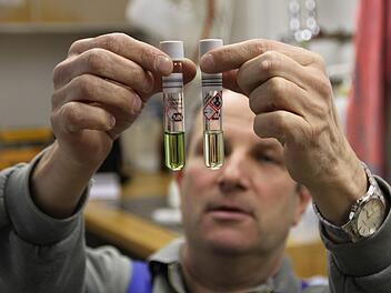 Guido Donner überprüft regelmäßig die Wasserqualität der Kläranlagen in Wildflecken und Oberbach.  Beide Kläranlagen sind deutlich in die Jahre gekommen. Foto: Archiv/Ulrike Müller