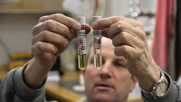 Guido Donner überprüft regelmäßig die Wasserqualität der Kläranlagen in Wildflecken und Oberbach.  Beide Kläranlagen sind deutlich in die Jahre gekommen. Foto: Archiv/Ulrike Müller