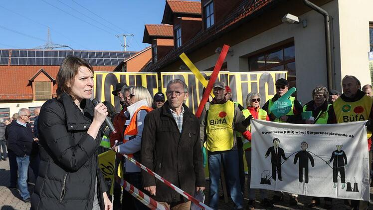 Emmi Zeulner beschwichtigt die Demonstranten und bittet um Fairness.