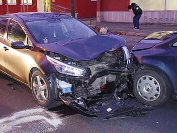 Ein Kia (l.) krachte mitten in Stockheim auf gerader Strecke in einen VW. Foto: Marco Mei&szlig;ner