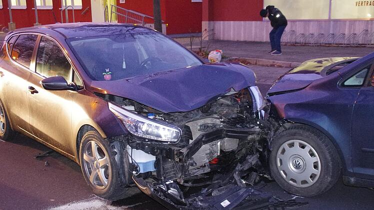 Ein Kia (l.) krachte mitten in Stockheim auf gerader Strecke in einen VW. Foto: Marco Meißner