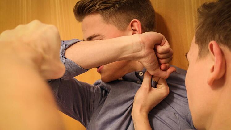 Der 18-Jährige schlug seinem 16-jährigen Opfer mehrmals ins Gesicht und verfolgte den Jugendlichen dann.
