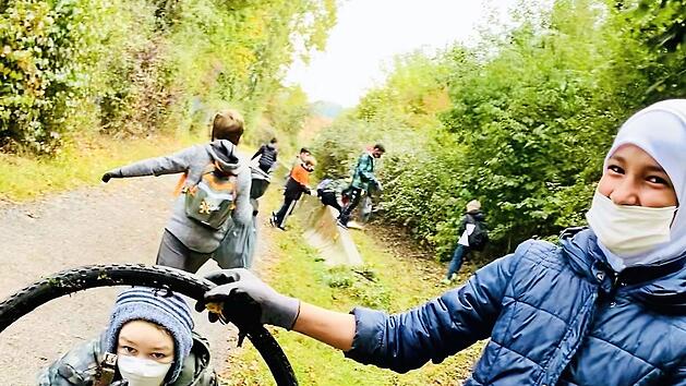 Was man nicht so alles findet... Sch&uuml;ler der Heiligkreuzschule mit einem alten Fahrradmantel.