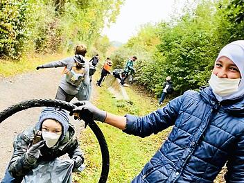 Was man nicht so alles findet... Schüler der Heiligkreuzschule mit einem alten Fahrradmantel.
