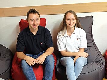 Lukas Krug und Maike Ledermann haben ihre Ausbildung zu Rettungssanitätern abgeschlossen.