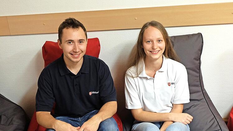 Lukas Krug und Maike Ledermann haben ihre Ausbildung zu Rettungssanitätern abgeschlossen.