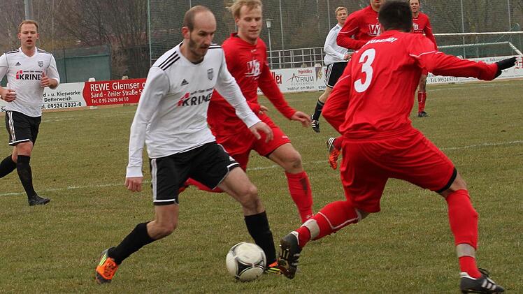 Der Sander Florian Gundelsheimer (links) lässt mit einem Haken die Aubstadter Michael Gabold und Manuel Hümmer (von rechts) ins Leere laufen.