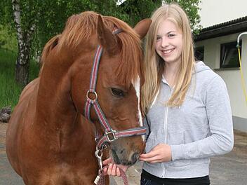 Alina Gack hat ihre ganz eigene Lernstrategie - und die geht so: Manchmal lernt sie auf dem Rücken ihres Pferdes "Prinz" oder im Stall - das entspannt zugleich ein bisschen. Foto: Sonja Adam