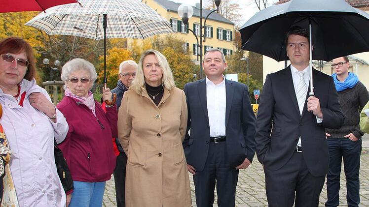 Kurdirektorin Andrea Schallenkammer (Mitte) und CSU-Landtagsabgeordneter Sandro Kircher (rechts) hören sich die Bedenken an.