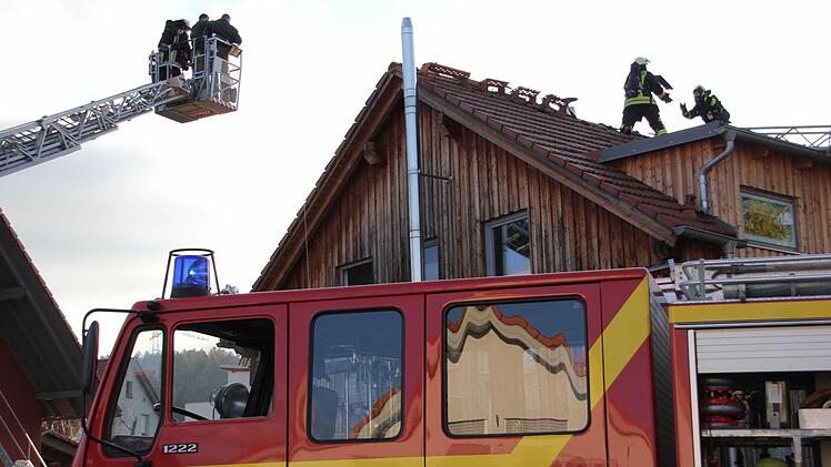 Um das Feuer zu bekämpfen, musste die Feuerwehr Ziegel zur Seite räumen.