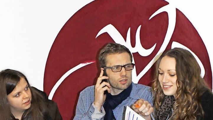 Mädchen für alles: Boris Höttinger vom Verein "Pro Jugend" arbeitet 15 Stunden pro Woche in Bad Brückenau. Unter anderem hat er dafür gesorgt, dass das Jugendzentrum wieder mit Leben erfüllt wird. Auf dem Foto ist er während einer Besprechung mit Eva Schüßler (links) und Elisa Bott zu sehen. Foto: Lukas Dill