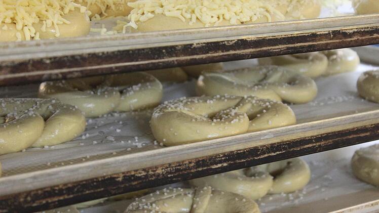 Vor dem Backen wird das Gebäck dann auch mit Käse und Salz oder anderem bestreut. Foto: Sarah Dann