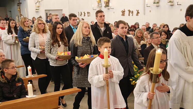 Jugendliche ziehen zur Gabenbereitung zum Altar