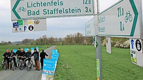 Der Auenweg am Main ist rund 40 Kilometer lang; er ist gut beschildert und wird von zwölf Sandsteinskulpturen gesäumt. Fotos: Matthias Einwag