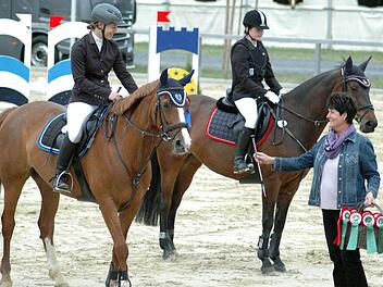 Schleifchen als Lohn für gute Arbeit: Siegerehrung auf dem Reiterhof Rhön in Detter mit Irma Müller. Foto: Sebastian Schmitt