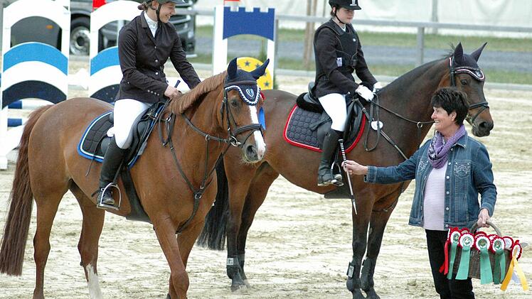 Schleifchen als Lohn für gute Arbeit: Siegerehrung auf dem Reiterhof Rhön in Detter mit Irma Müller. Foto: Sebastian Schmitt