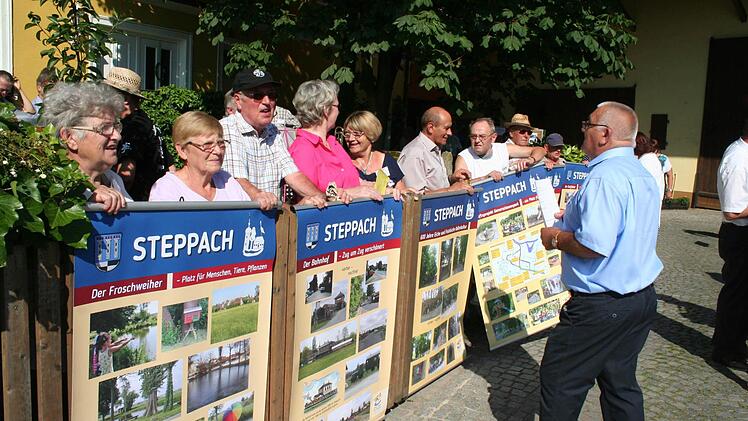 Begrüßung im Anwesen Dallner. Werner Dallner , Motor und Kümmerer des Wettbewerbs (rechts) gibt letzte Anweisungen  Foto: Evi Seeger