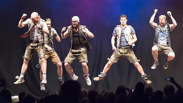 Effektvolle Bühnenshow: Voxxclub beim Auftritt im Tambacher Schlosshof.Foto: Albert Höchstädter