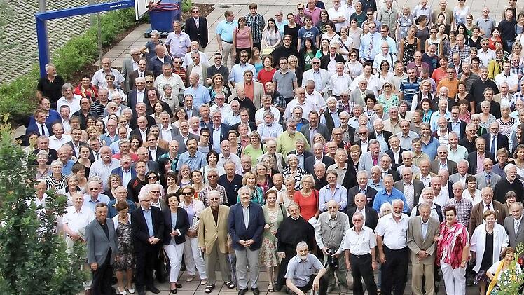 Das große Gemeinschaftsfoto nach dem Festakt ist eine der festen Traditionen beim Münnerstädter Studiengenossenfest. Fotos: Heike Beudert