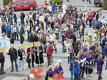 Knapp 400 Ehrenamtliche hatten sich auf dem Maxplatz eingefunden. Eine Menschenkette bildeten sie nicht.  Fotos: Krüber-Hundrup