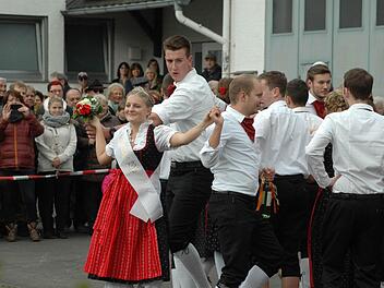 Manuela Schmitt (von links), Pierre Martin und Reinhard Bramowski tanzen vor großer Kulisse bei der Wildfleckener Kirmes.  Foto: Sebastian Schmitt-Mathea