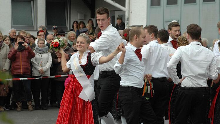 Manuela Schmitt (von links), Pierre Martin und Reinhard Bramowski tanzen vor großer Kulisse bei der Wildfleckener Kirmes.  Foto: Sebastian Schmitt-Mathea