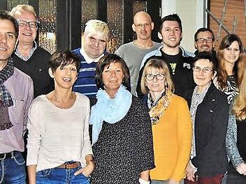 Die Vorsitzenden des FC Einigkeit Rottershausen, Hergen Vollert (links) und Christoph Stürmer (rechts) konnten einem guten Dutzend der insgesamt 87 Jubilare persönlich gratulieren. Foto: Sigismund von Dobschütz