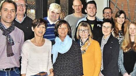 Die Vorsitzenden des FC Einigkeit Rottershausen, Hergen Vollert (links) und Christoph Stürmer (rechts) konnten einem guten Dutzend der insgesamt 87 Jubilare persönlich gratulieren. Foto: Sigismund von Dobschütz