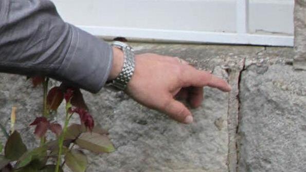 Der Riss hat sich sichtbar fortgesetzt. Auch andere Stellen am Haus sind betroffen. Foto: Ulrike Müller