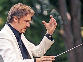 Albrecht Mayer einmal ohne Oboe: als Dirigent beim Open Air "Klassik am See" Foto: Simon Schweikert