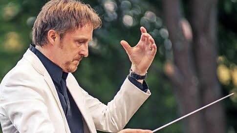 Albrecht Mayer einmal ohne Oboe: als Dirigent beim Open Air "Klassik am See" Foto: Simon Schweikert