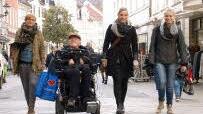 Das mitunter grobe Pflaster in der Coburger Fu&szlig;g&auml;ngerzone ist f&uuml;r Rollstuhlfahrer wie Richard Franz nicht optimal. Unterwegs mit ihm sind die angehenden Heilerziehungspflegerinnen Peggy M&uuml;ller (links) sowie Lena Bremer und Annalena Schneider (von rechts).  Foto: Christoph Winter