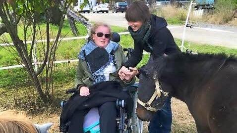 Einer der ersten Ausflüge von Meike führte zu ihrer neuen Freundin Astrid Büchel zu den Ponys und auf Gut Leimershof. Foto: privat