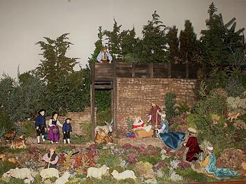 Die Gehülzer Heimatkrippe mit der Heunischenburg als ungewöhnlicher Krippenkulisse ist eine Besonderheit unter den weihnachtlichen Kirchenkrippen Frankens. Repro: Gerd Fleischmann