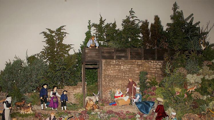 Die Gehülzer Heimatkrippe mit der Heunischenburg als ungewöhnlicher Krippenkulisse ist eine Besonderheit unter den weihnachtlichen Kirchenkrippen Frankens. Repro: Gerd Fleischmann