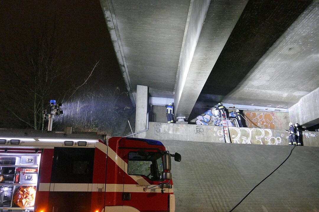 Wassermassen reißen Loch in Hafenbrücke - Frankenschnellweg in Nürnberg gesperrt