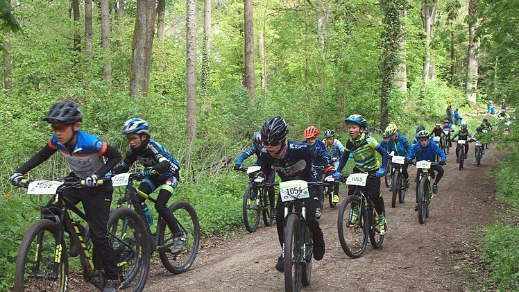 Gleich nach dem Start mussten die Mountainbiker der Altersklasse U11 einen langen Anstieg bewältigen.