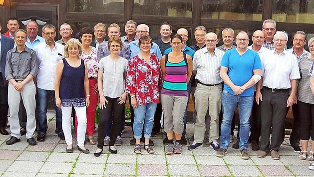 Diese Damen und Herren leisten teilweise seit Jahrzehnten mit ihrer Blutspende uneigenn&uuml;tzig Hilfe f&uuml;r andere. Hierf&uuml;r wurden sie nun geehrt. Das Bild zeigt sie mit politischen Vertretern ihrer Heimatgemeinden, des BRK-Kreisverbands Kronach sowie Helfern bei den Blutspendeterminen.  Foto: Heike Sch&uuml;lein