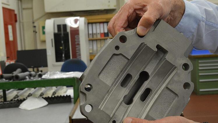 Blick in die Produktion: Das Bild zeigt ein Hydraulik-Teil für die Steuerung eines Stapler-Fahrzeugs oder einer Pumpe.   Isolde Krapf