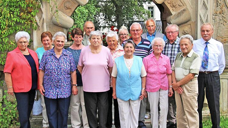 Der Großwenkheimer Schuljahrgang 1938 traf sich im Klostergasthof Maria Bildhausen. Organisiert hatte das Klassentreffen Eugen Schmitt (rechts).  Foto: Dieter Britz