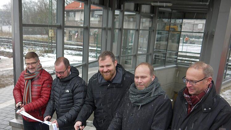 Schnipp, die Unterführung ist offen: Michael Busch, Sebastian Straubel, Martin Mittag, Bernd Reisenweber und Hans-Peter Jander eröffnen die Fußgängerverbindung unter der Bahnlinie in Ebersdorf bei Coburg hindurch. - Foto: Berthold Köhler