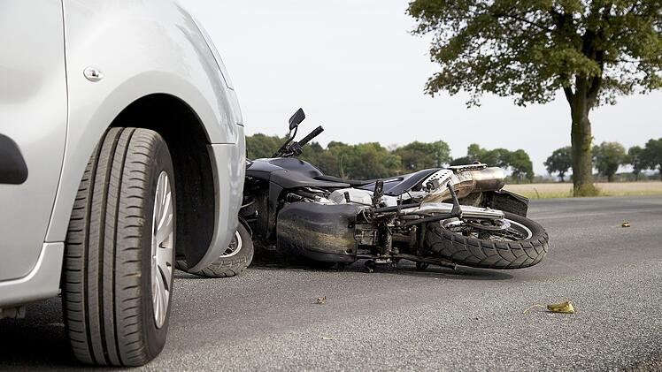 Unvorsichtiger Überholvorgang bei Bad Königshofen: Unfall mit Fahrerflucht- Motorradfahrer schwer verletzt