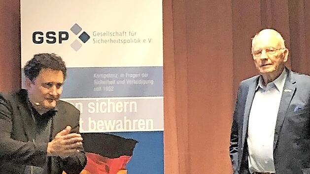 Unser Foto zeigt Prof. Dr. Oliver Hidalgo, der in der Bad Kissinger Sektion der Gesellschaft f&uuml;r Sicherheitspolitik einen Vortrag zum Thema "Flucht und Migration im Spannungsfeld von universalem Menschenrecht, Open Borders, dem Schutz der nationalen Identit&auml;t und staatlicher Grenzhoheit" hielt, mit Sektionsleiter Ulrich Feldmann.  Foto: Dieter Galm