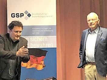 Unser Foto zeigt Prof. Dr. Oliver Hidalgo, der in der Bad Kissinger Sektion der Gesellschaft für Sicherheitspolitik einen Vortrag zum Thema "Flucht und Migration im Spannungsfeld von universalem Menschenrecht, Open Borders, dem Schutz der nationalen Identität und staatlicher Grenzhoheit" hielt, mit Sektionsleiter Ulrich Feldmann.  Foto: Dieter Galm