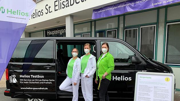 Sie sind mit dem Helios Testmobil in Bad Kissinger Stadtteilen unterwegs: (von rechts) Stephanie Kraus, Birgit Nicolai-H&uuml;mmler und Sabrina Wiedamann-Lenz  Foto: Ozan Kuhn/Helios