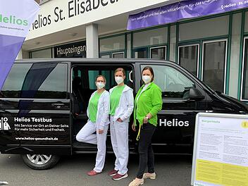 Sie sind mit dem Helios Testmobil in Bad Kissinger Stadtteilen unterwegs: (von rechts) Stephanie Kraus, Birgit Nicolai-Hümmler und Sabrina Wiedamann-Lenz  Foto: Ozan Kuhn/Helios