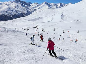 Skifahren in Österreich: Mayrhofen Mayrhofen ski resort - Austrian Alps winter in Tyrol. Snow in Austria.