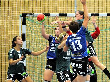 Übersicht im Getümmel: Trotz Bedrängnis bringt Lisa Wenzke das Leder zu Anna Kleinheinz (links). Für den entscheidenden Raum sorgt Natascha Will mit ihrem Block. Foto: Hopf