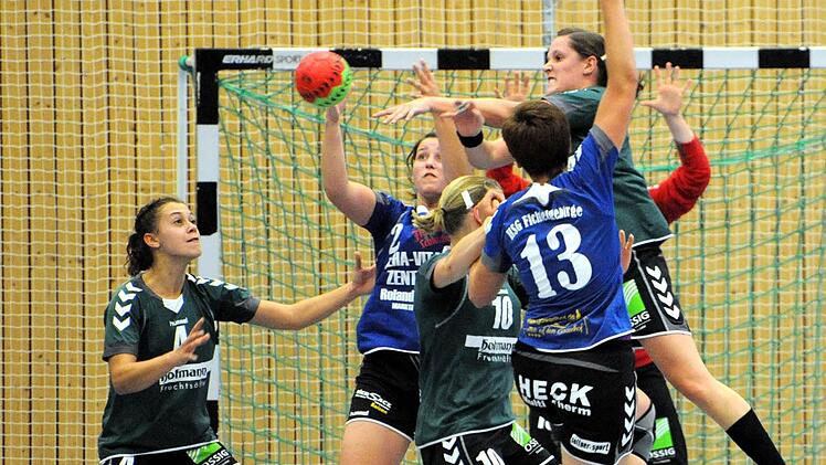 Übersicht im Getümmel: Trotz Bedrängnis bringt Lisa Wenzke das Leder zu Anna Kleinheinz (links). Für den entscheidenden Raum sorgt Natascha Will mit ihrem Block. Foto: Hopf